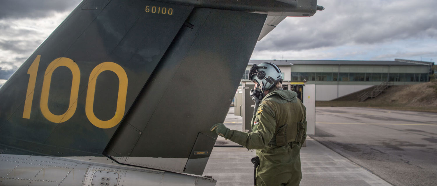 Stridspilot gör rutinkontroll av flygplanets sidroder.