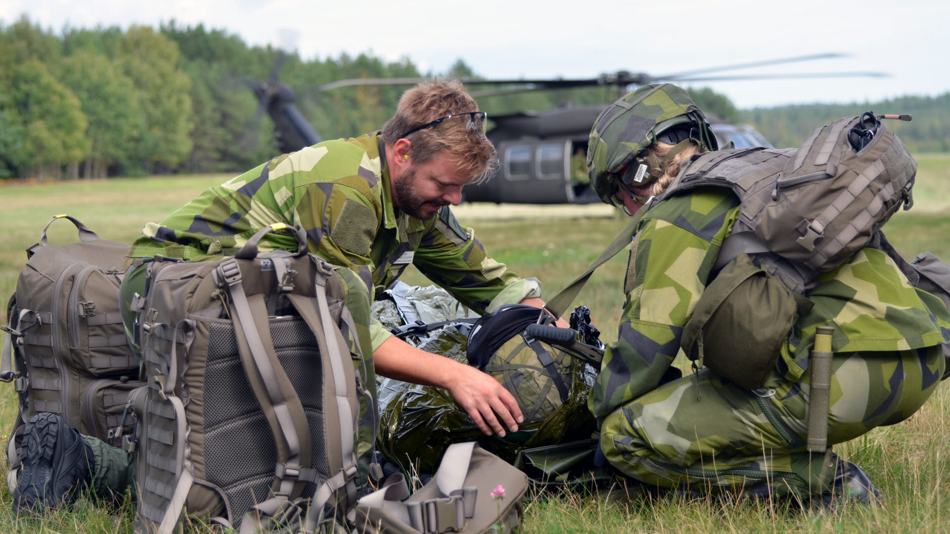 Sjukvårdspersonal förbereder sig för insats Försvarsmakten Västra Götaland: Försvarsmakten levererar tält till