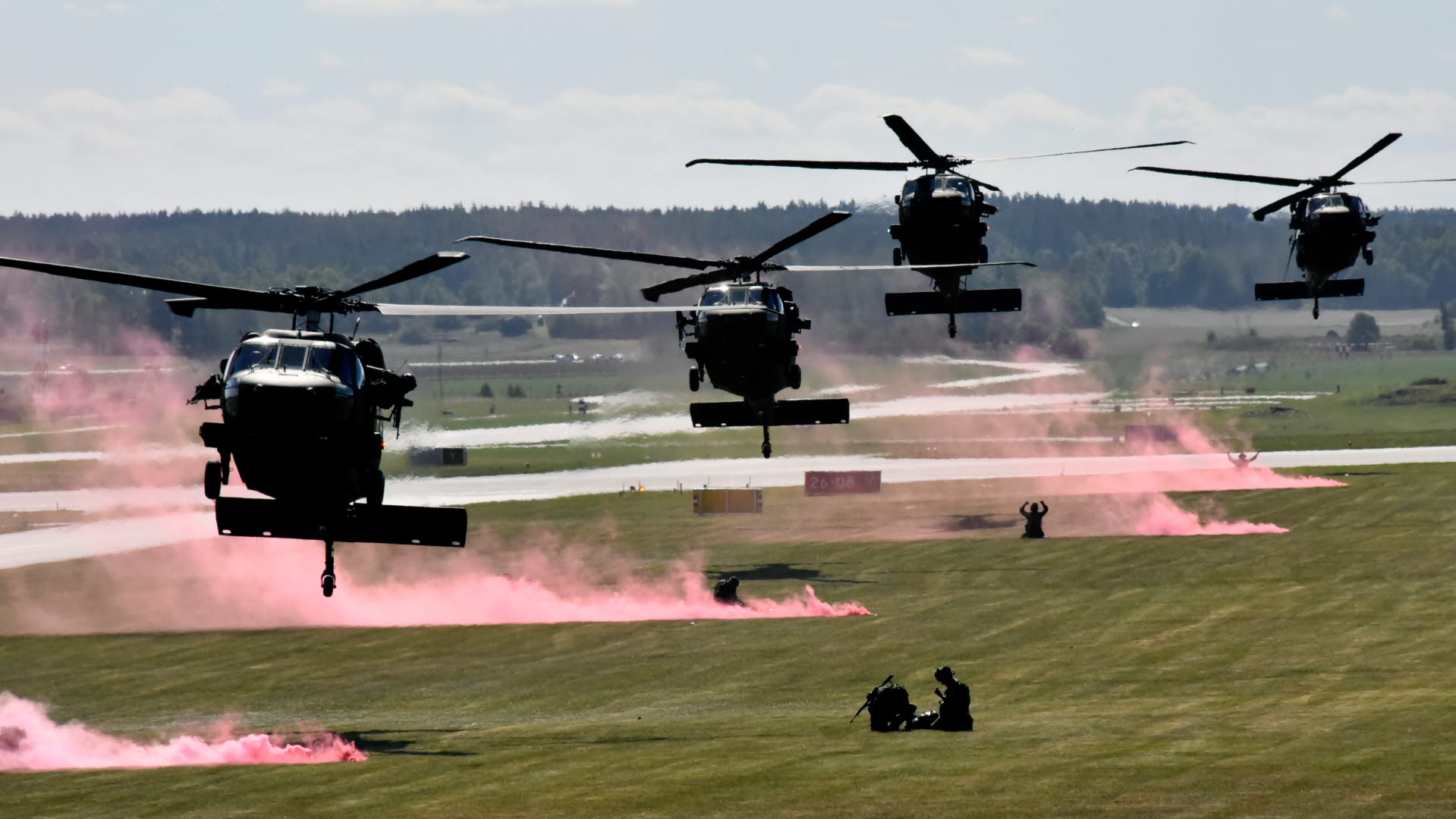 Soldater ur fjärde basenheten och Hemvärnet flögs in av åtta helikopter 16 Black Hawk under en stridsförevisning. - Foto Jenny Collin