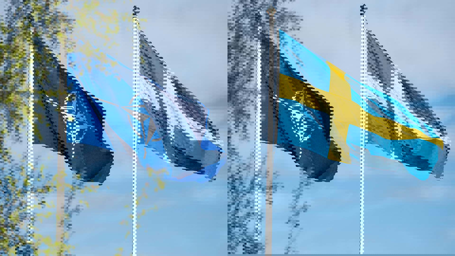 En svensk och en nato flagga.